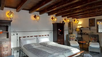 3 habitaciones, escritorio y tabla de planchar con plancha