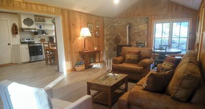 Rose Bud Cottage by Lake Burton!