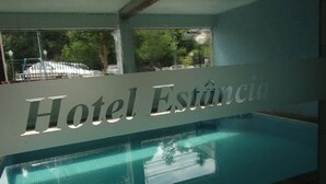 Naamplaatje voor Hotel Estancia, met een goed zicht op een zwembad.
