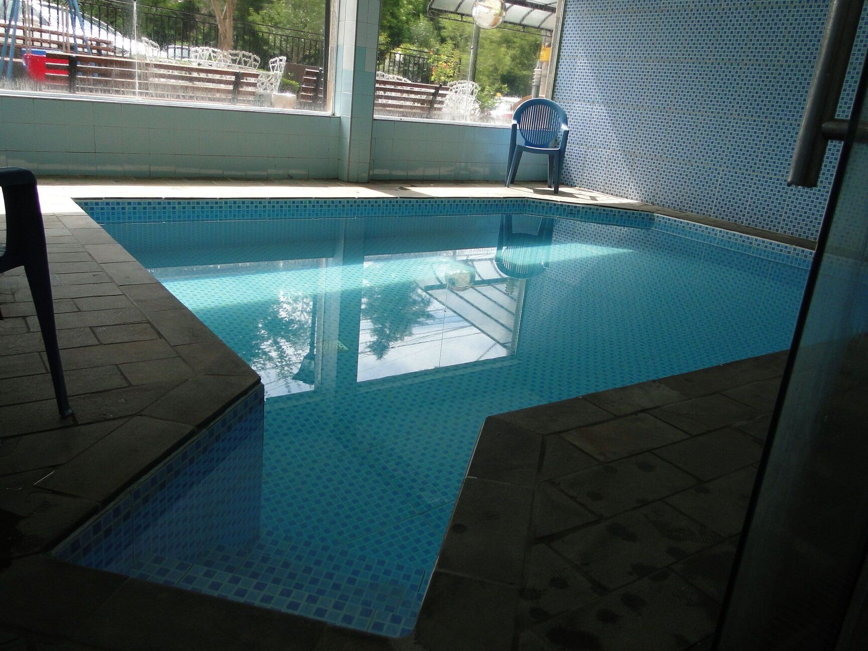 Una piscina cubierta