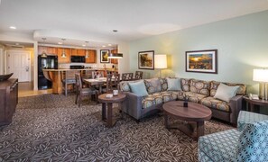 TV, fireplace - WorldMark Windsor - 3 Bedroom Penthouse (Windsor)