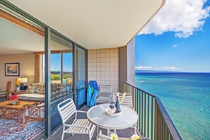 Outdoor dining - Maui Beachfront Paradise with AC, Beach gears, Snorkel, Surf, Pool & BBQ (Lahaina)