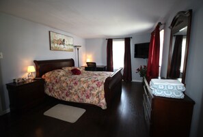 3 Schlafzimmer, Schreibtisch, Bügeleisen/Bügelbrett, Reisekinderbett