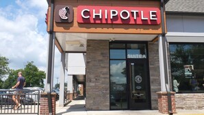 Een Chipotle restaurant met een modern design, met een opvallend rood en zwart bord.
