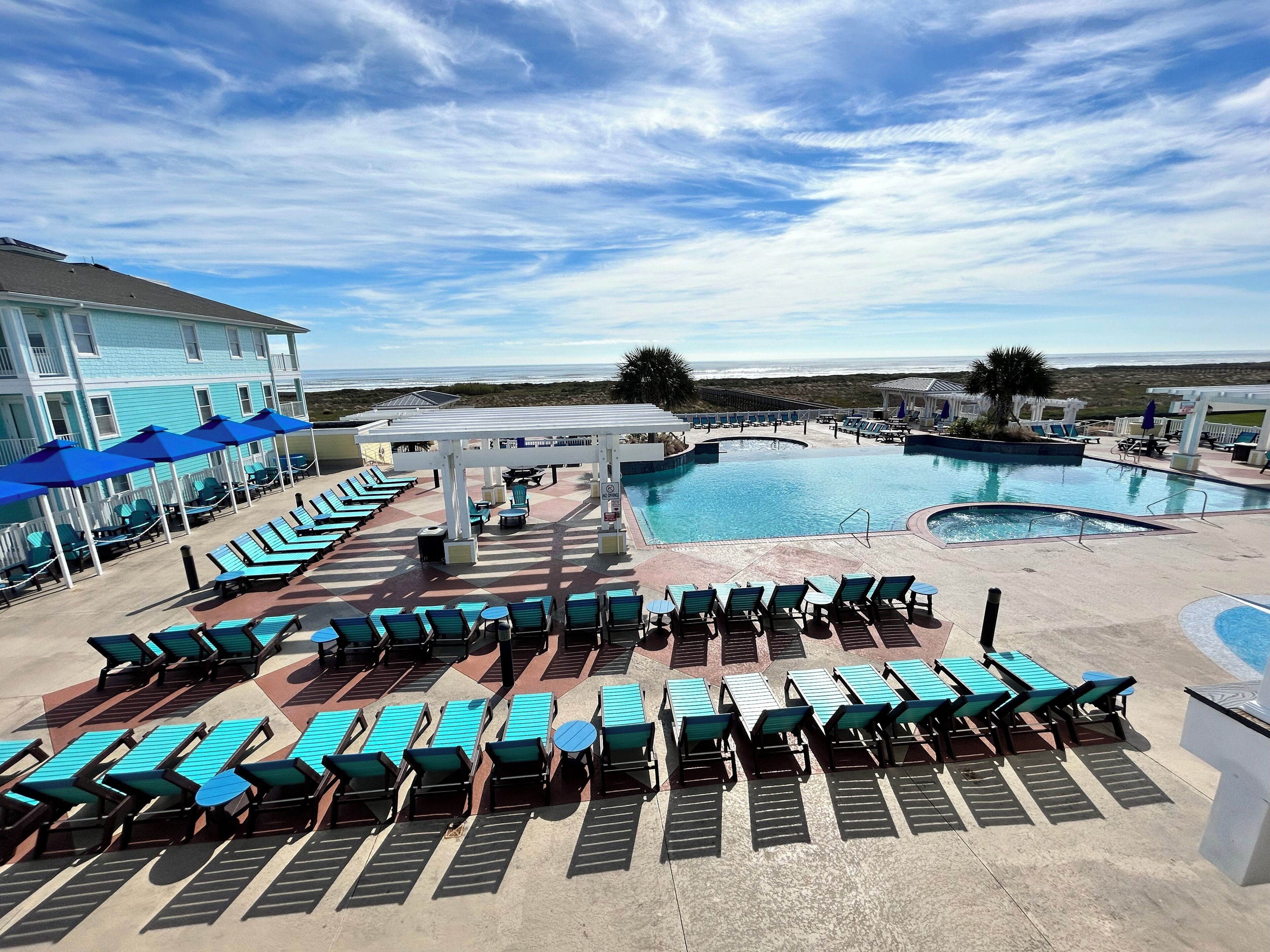Great view of Gulf of Mexico and walking distance to the beach and pool!