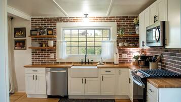 Coffee/tea maker, fridge, microwave, oven