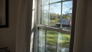 Una ventana con vista a una casa y un césped.
