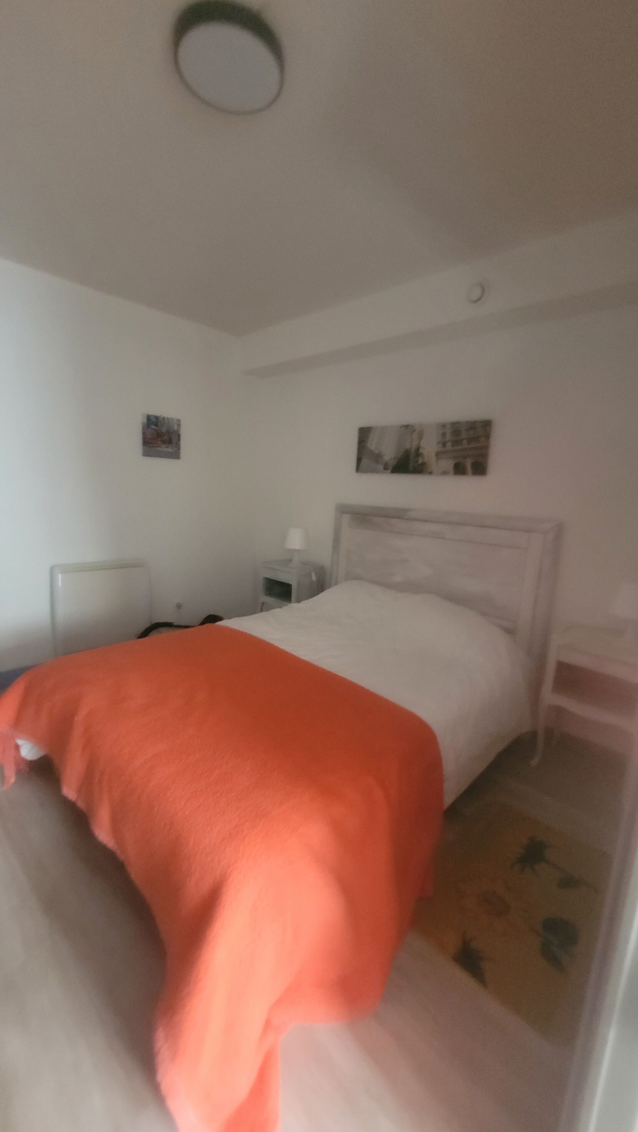 1 habitación, tabla de planchar con plancha y ropa de cama 