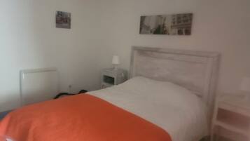 1 slaapkamer, een strijkplank/strijkijzer, beddengoed