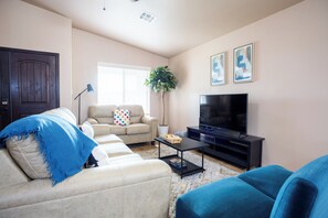 Smart TV, books - Hideaway in the Heart of the City/ 2-K bed, centrally located home (Yuma)