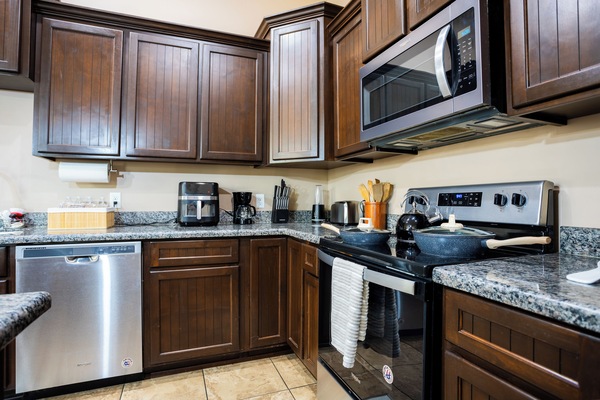 Geladeira, micro-ondas, fogão, cooktop