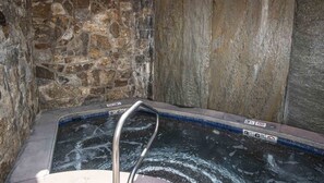 Exterior - Ski In, Ski Out 1 Bedroom at the Eagle Bahn Gondola in Lionshead (Vail)