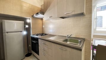 Kühlschrank, Ofen, Wasserkocher mit Kaffee-/Teezubehör