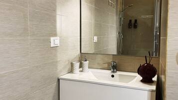 Douche, serviettes fournies