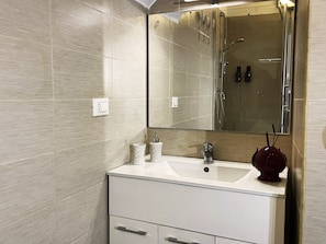 Douche, serviettes fournies