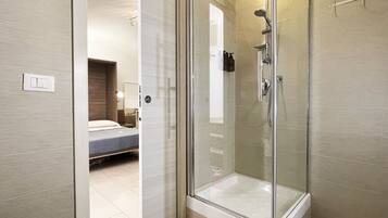 Douche, serviettes fournies