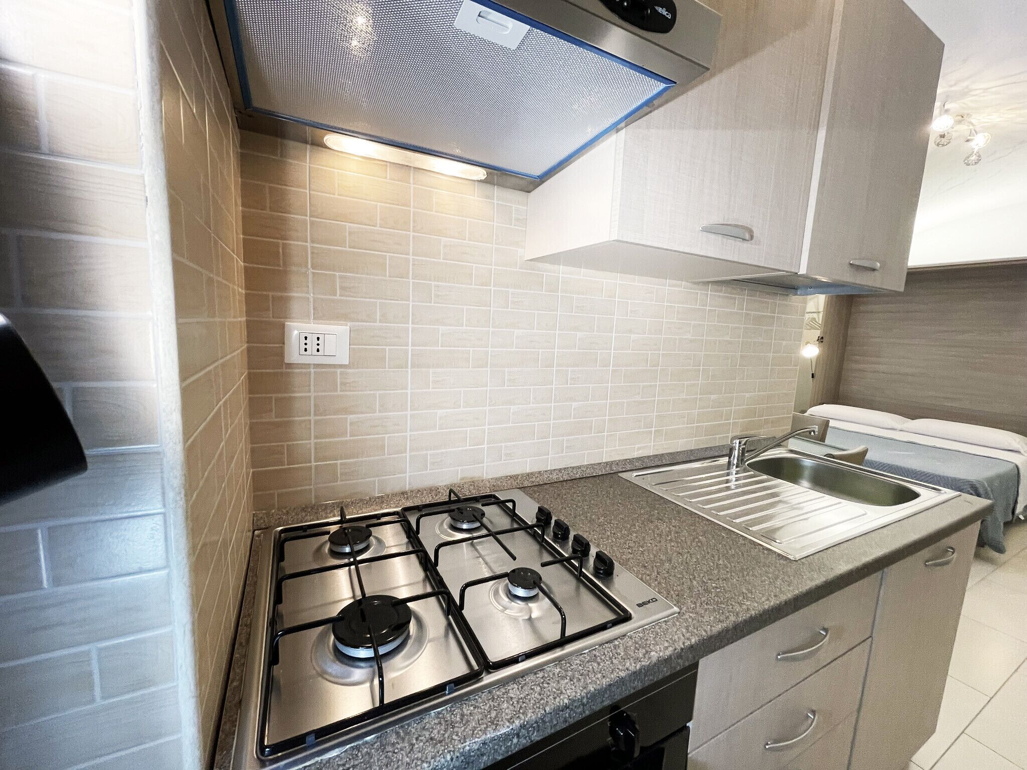 Refrigerador, horno, parrilla de estufa y cafetera y tetera 