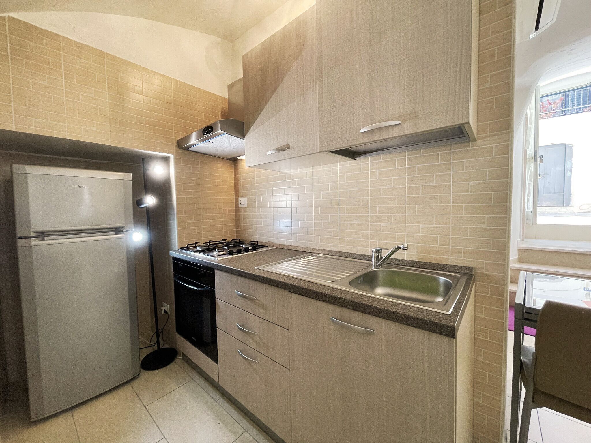 Refrigerador, horno, parrilla de estufa y cafetera y tetera 