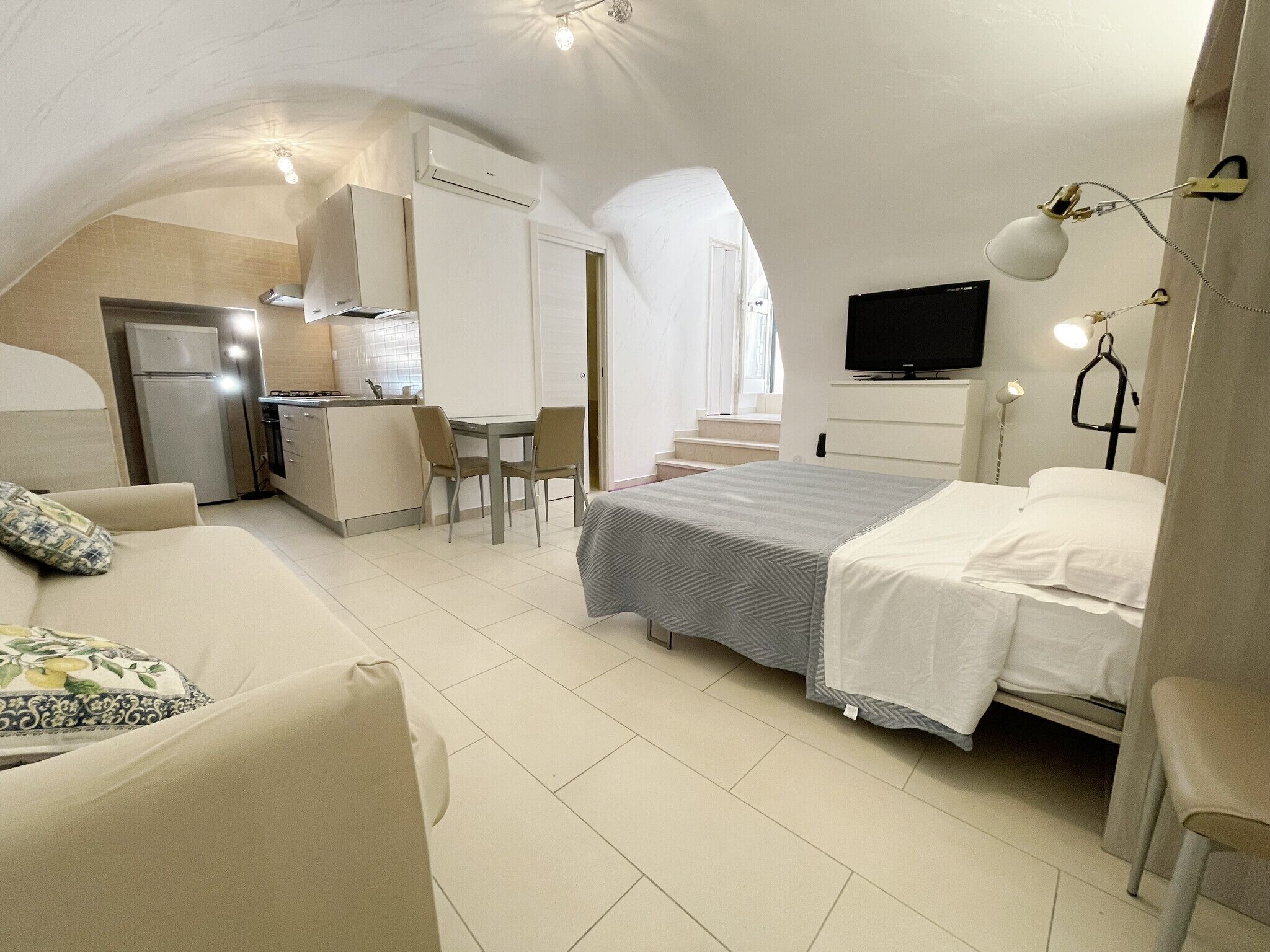 Tabla de planchar con plancha, wifi gratis y ropa de cama 