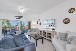 Smart TV - Anna Maria Island Steps to Beach | Pool & Hot Tub | 3BR, 2BA & Balcony (Bradenton Beach)