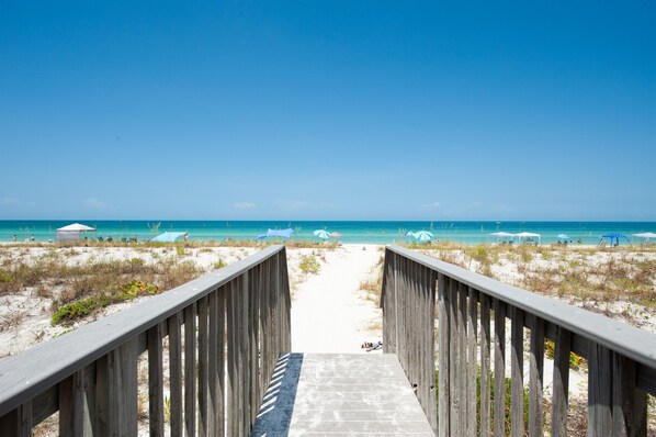 Beach - Anna Maria Island Steps to Beach | Pool & Hot Tub | 3BR, 2BA & Balcony (Bradenton Beach)