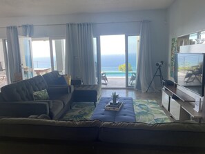 TV, DVD-spiller, fotballspill og stereoanlegg