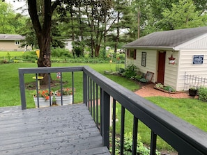 Property grounds - Cozy 2 bedroom, non smoking home 20 minutes from EAA! Pet friendly. (Berlin)