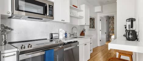 Refrigerador, microondas, horno, placa de cocina