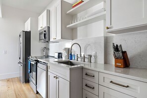 Refrigerador, microondas, horno, placa de cocina