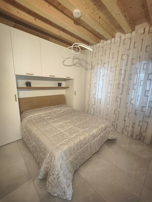 2 slaapkamers, een strijkplank/strijkijzer, gratis wifi, beddengoed