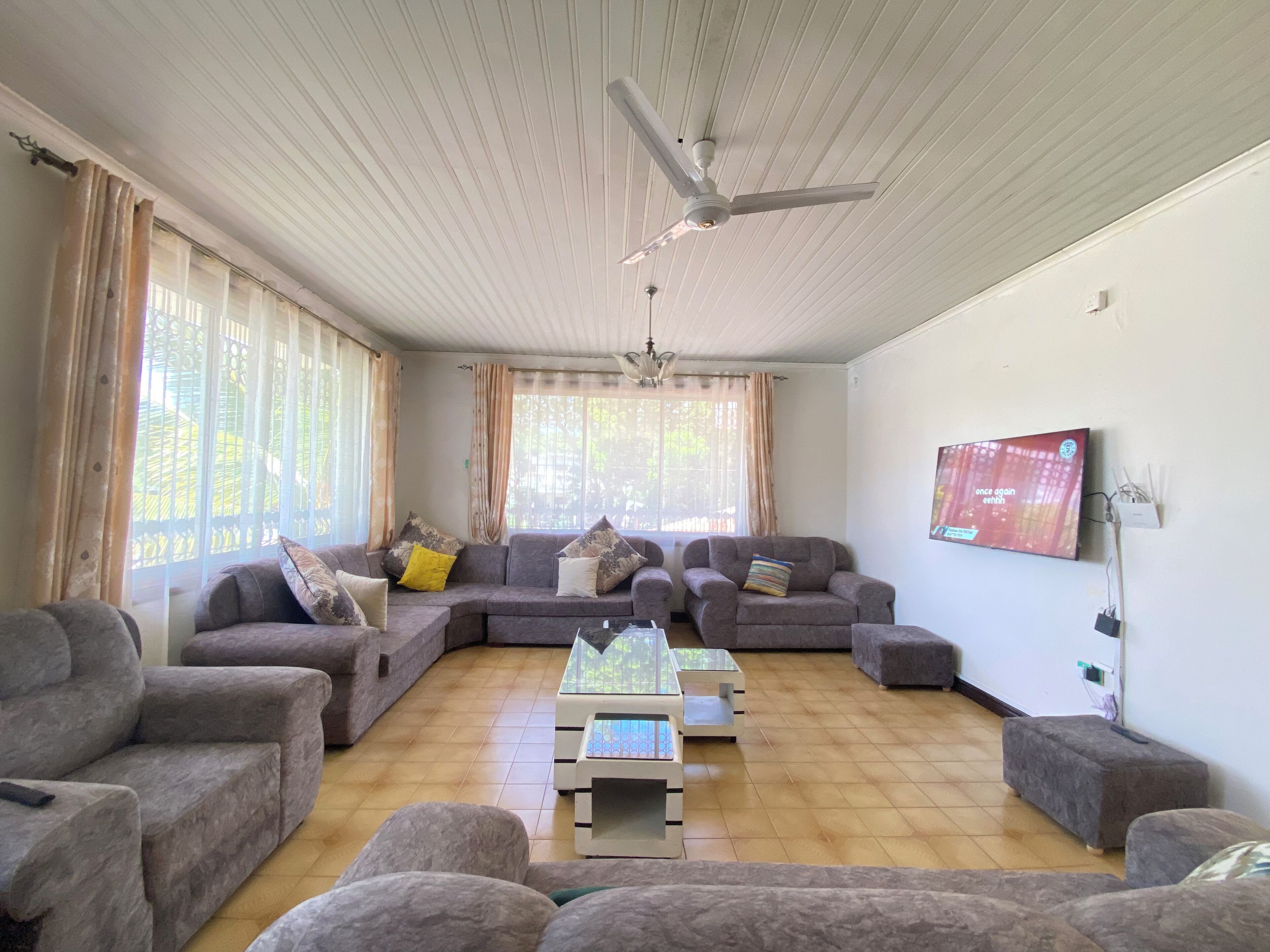 5 habitaciones y espacio para trabajar con laptop 