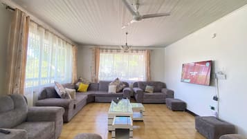 5 habitaciones y espacio para trabajar con laptop