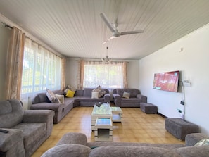 5 habitaciones y espacio para trabajar con laptop 