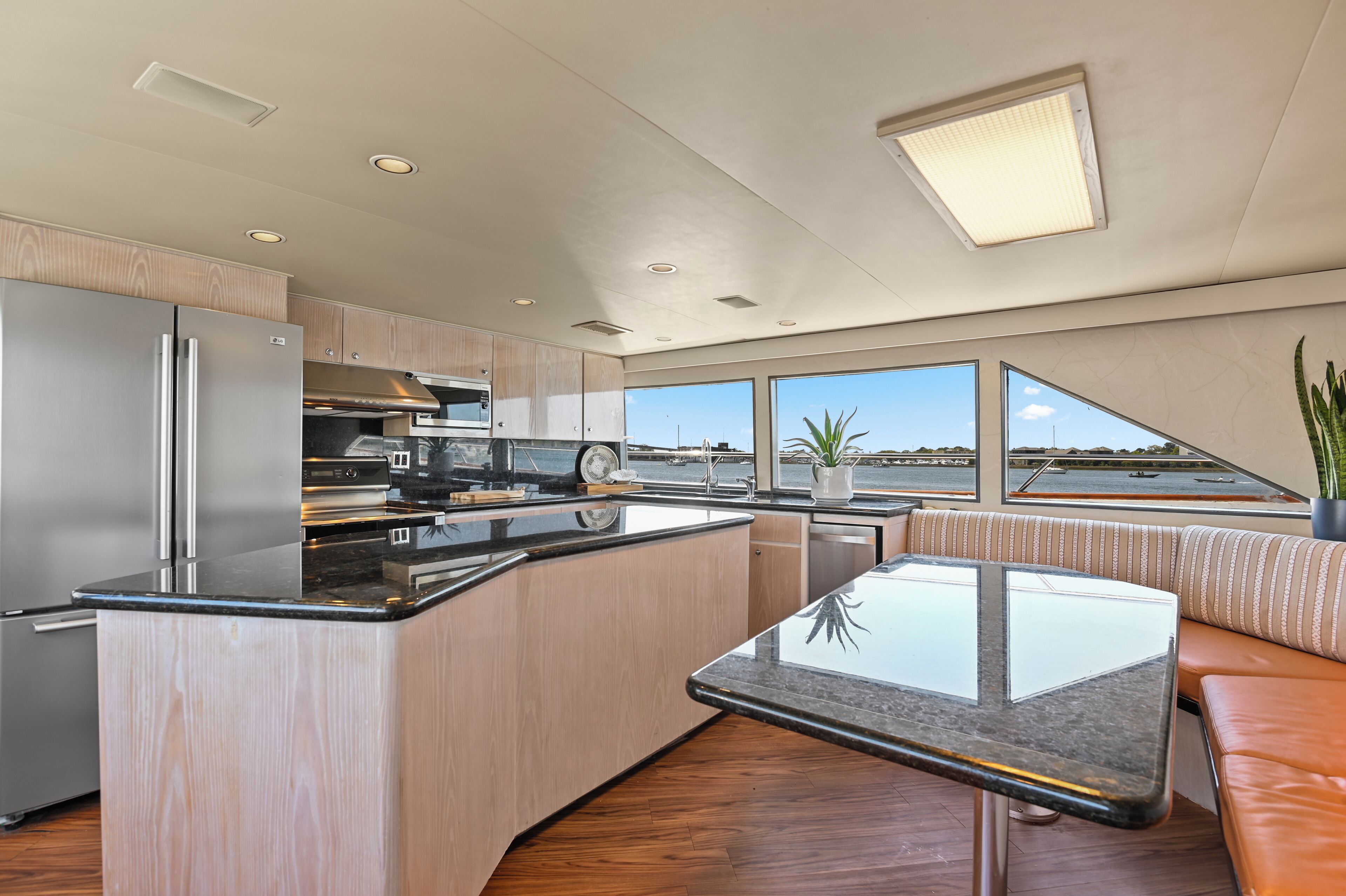 雪櫃、微波爐、焗爐、爐具