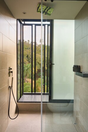 Apartemen Royal, balkon, pemandangan kota | Kamar mandi | Handuk, sabun, sampo, dan tisu toilet