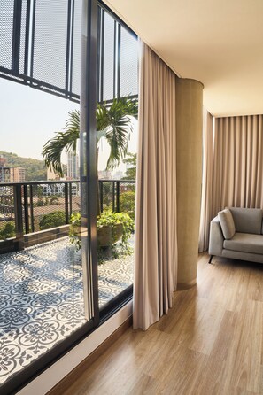 Studiosuite – elite, byutsikt | Safe på rommet, skrivebord for bærbar PC og lydisolert