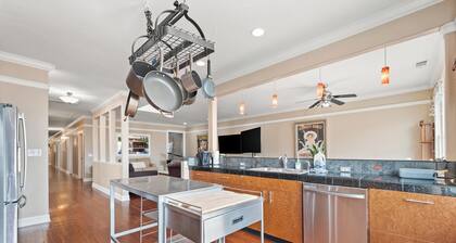 Downtown loft in the heart of Lodi. Great for large groups!