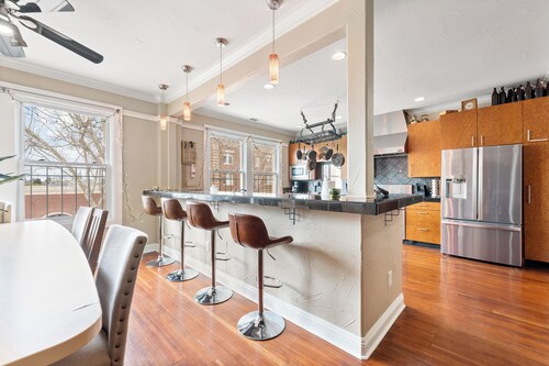 Downtown loft in the heart of Lodi. Great for large groups!