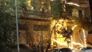 A building with multiple floors, air conditioning units on the exterior, and a streetlight in the foreground. - Narmar Hotel (Giza)