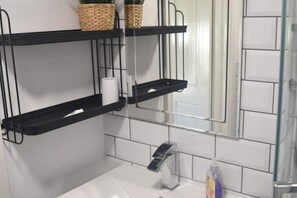 Douche, sĂšche-cheveux, serviettes fournies, savon