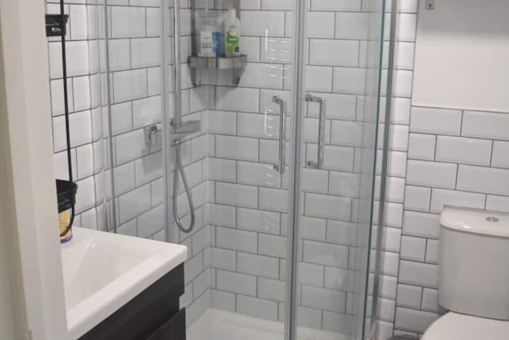 Douche, sèche-cheveux, serviettes fournies, savon
