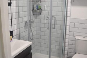 Shower, hair dryer, towels, soap - Spacious Private Garden Studio (Kings Langley)