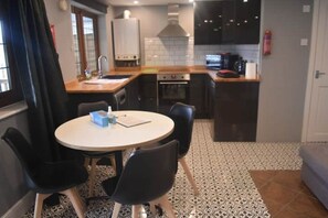 冷蔵庫、電子レンジ、オーブン、コンロ