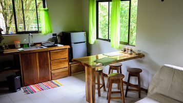 Peti sejuk mini, ketuhar gelombang mikro, pembancuh kopi/teh