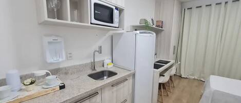 Refrigerador, microondas, licuadora y utensilios de cocina