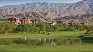 Un parcours de golf doté d’un club-house et offrant une vue imprenable sur les montagnes.