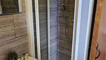 Comfort Double Room, 1 Bedroom | Bathroom | Shower, free toiletries, towels, soap