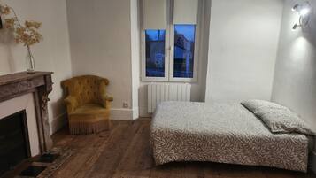 3 dormitorios, tabla de planchar con plancha, ropa de cama