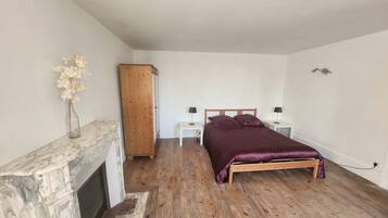 3 slaapkamers, een strijkplank/strijkijzer, beddengoed