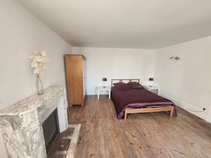 3 chambres, fer et planche à repasser, literie fournie